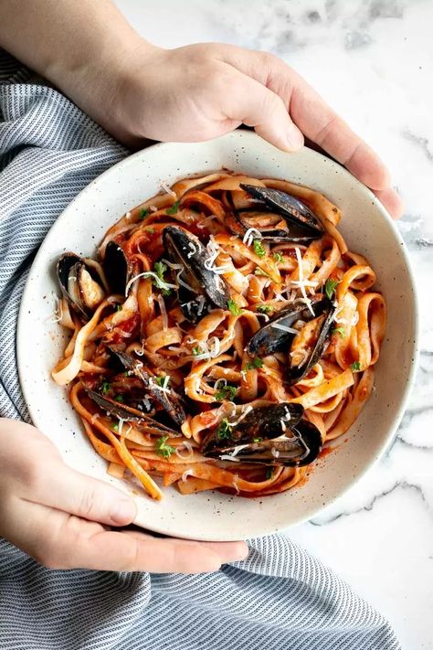 Seafood Recipes Pasta, Mussels Recipe Pasta, Date Night Dinner Ideas, Pasta In Tomato Sauce, Mussels Pasta, Popular Pasta Recipes, Curry Mussels, Creamy Shrimp Pasta, Meat Lasagna