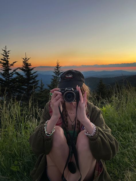 Hiking Aesthetic Photos, Hiking Picture Ideas Friends, Mountain Pictures Aesthetic, Aesthetic Mountain Pics, Smoky Mountain Aesthetic, Summer Aesthetic Mountains, Hiking Summer Aesthetic, Summer Camp Photo Ideas, Smokey Mountains Aesthetic