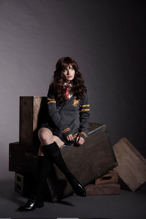 Gryffindor Cosplay, Hp Outfits, Outfits Uniform, Quince Planning, Gfx Resources, Harry Potter Girl, Harry Potter Cosplay, Harry Potter Merchandise, Harry Potter Gryffindor