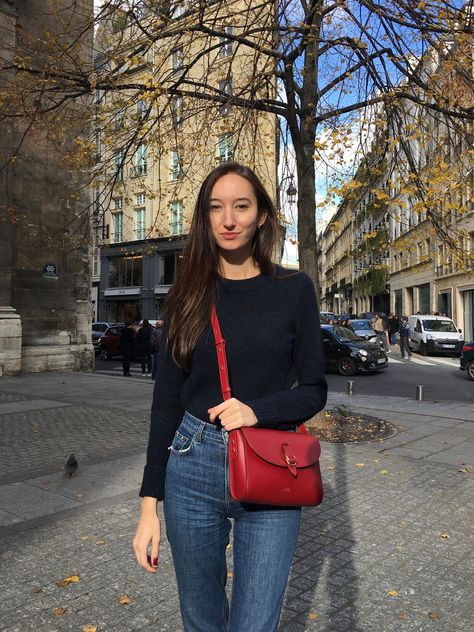 A red leather bag (APC) and gold jewelry are just a few of the must-have french accessories you should own! Red Crossbody Bag Outfit, Red Purse Outfit, Parisian Style Winter, Fall Italy Outfits, Red Bag Outfit, French Accessories, Crossbody Bag Outfit, Basic French, Purse Outfit