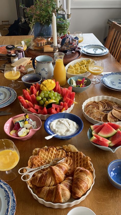 #brunch #friends #food #breakfast #healthyfood #morning #scandinavian #stockholm Brunch Cute Ideas, Friends Breakfast Ideas, Family Style Breakfast, At Home Breakfast Buffet, Home Brunch Aesthetic, Airbnb Breakfast Ideas, At Home Brunch Party, Leavers Breakfast, Summer Birthday Brunch