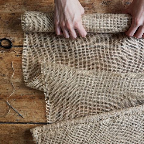 Burlap Blinds Diy, Burlap Window Treatments Diy, Hessian Curtains Ideas, Diy Woven Shades, Burlap Shades Diy, Diy Burlap Shades, Burlap Roman Shades Diy, Farmhouse Shades For Windows, Hessian Blinds