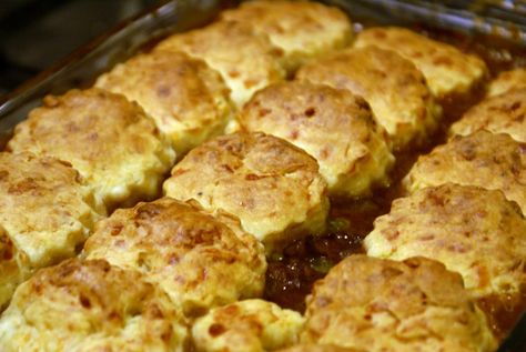 Looking for simple recipes for an evening meal, then how about this easy warming Beef recipe that is filling and can be prepared in advance - perfect for a cold Winter's day and a hungry family. Beef Cobbler, Savory Scones Recipe, English Winter, Easy Biscuits, Con Carne Recipe, Minced Beef, Savory Scones, Recipes Beef, Mince Recipes