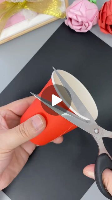 Hand-made red flag on Instagram: "Use the paper cups and children at home to make a beautiful little flower basket." Things To Make With Paper Cups, Craft Using Paper Cups, Crafts Using Paper Cups, Diy Flower Making Ideas, Cup Crafts Ideas, Basket Craft For Kids, Cup Diy, Art With Paper Plates, Crafts With Cups