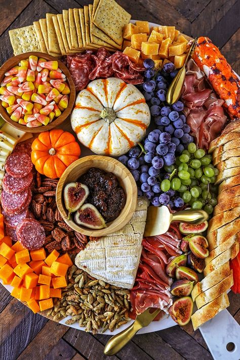 Harvest Charcuterie Board, Vineyard Picnic, Thanksgiving Charcuterie Board, Fall Appetizers Easy, Thanksgiving Charcuterie, Fall Appetizer, Halloween Appetizers Easy, Easy Fall Dinners, Thanksgiving Snacks