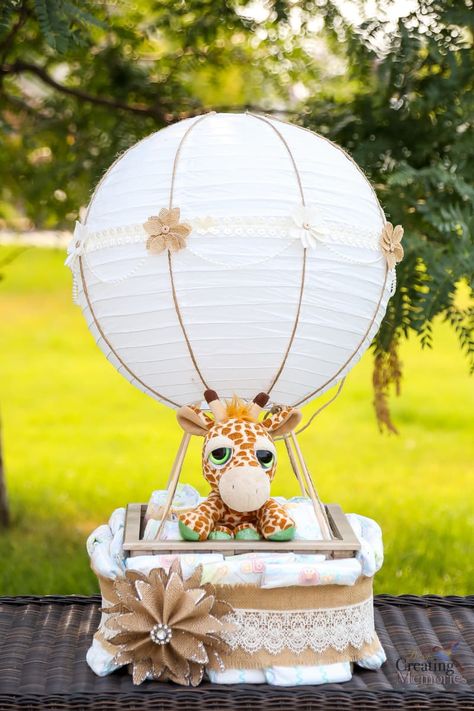 Easy Hot Air Balloon Diaper Cake for a fabulous Baby shower Diaper Cakes Tutorial, Diy Hot Air Balloons, Baby Bash, Idee Babyshower, Baby Shower Crafts, Baby Shower Diaper Cake, Diy Baby Shower Gifts, Cadeau Baby Shower, Baby Diaper Cake