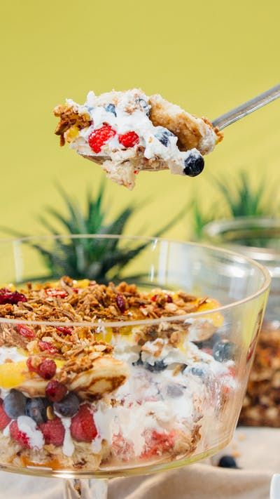 Love breakfast and dessert? Why not combine all your favourite treats in this epic breakfast trifle? Breakfast Trifle Recipes, Breakfast Trifle, Breakfast Buns, Passionfruit Recipes, Granola Breakfast, Ultimate Breakfast, Tastemade Recipes, Dessert Party, Trifle Recipe