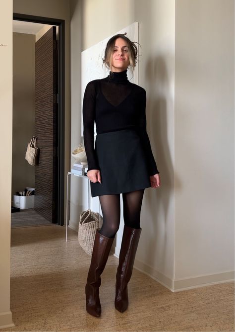 Mini Skirt Elegant Outfit, Fall Work Style 2023, Office Outfits All Black, Mini Dress Office Work Outfits, Business Mini Skirt, Mini Skirt Outfit Office, Black Mini Skirt Street Style, Black Mini Skirt Outfit Office, Work Mini Skirt Outfit