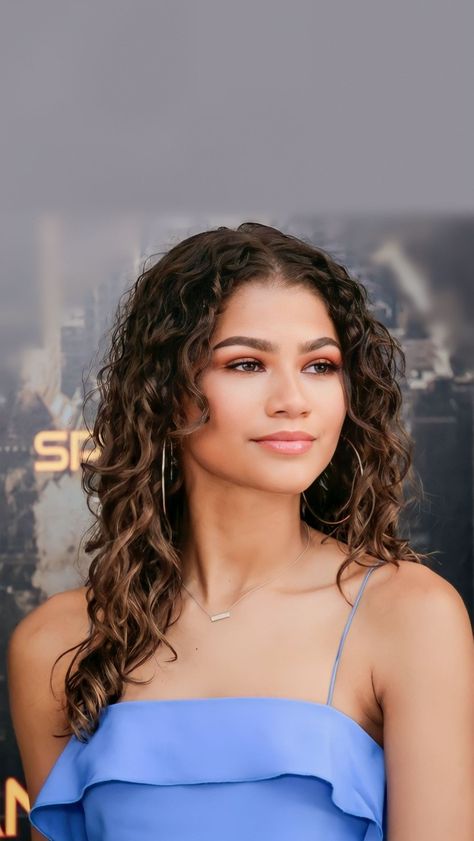 Popular Celebrity Crushes, Zendaya Disney, Zendaya Wallpaper, Zendaya Photoshoot, Zendaya Hair, Zendaya Style, Zendaya Coleman, Girl Celebrities, Instagram Influencer