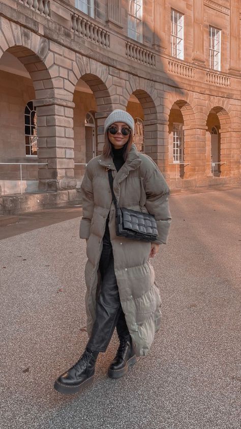 Long jacket puffer Padded Coat Outfit, Long Parka Outfit, Long Puffer Outfit, Puffer Coat Street Style, Beth Bartram, Padded Jacket Outfit, Long Jacket Outfit, Puffer Coat Outfit, Parka Outfit