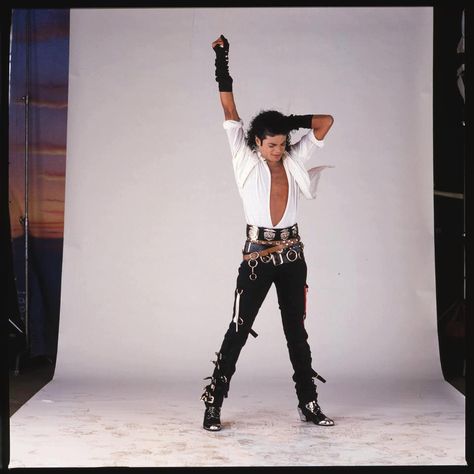 Super rare outtake from the Bad album photoshoot. Michael Jackson Bad Era, Hee Man, Michael Jackson Wallpaper, Jackson Bad, Joseph Jackson, Michael Jackson Bad, Michael Jackson Pics, King Of Pop, Annie Leibovitz