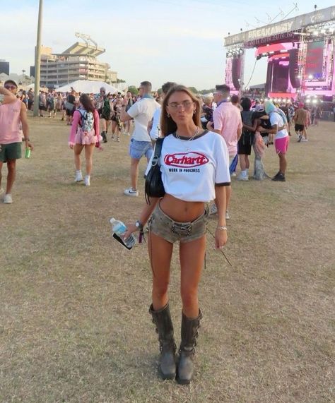 Coachella Inspo Festival Outfits, Festival Cowgirl Outfit, Casual Coachella Outfits, Comfy Festival Outfit, Reading Festival Outfits, Traje Cowgirl, Country Concert Outfit Ideas, Country Fest, Lollapalooza Outfit