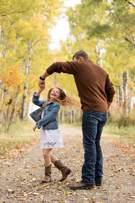 Father Daughter Fall Pictures, Mom Dad Daughter Pictures, Daddy And Daughter Photo Shoot, Mom And Dad Poses, Family Photoshoot With Grandparents, Family Of 3 Photo Ideas Older Child, Daddy And Me Photo Shoot, Father And Daughter Photoshoot, Father Daughter Photoshoot