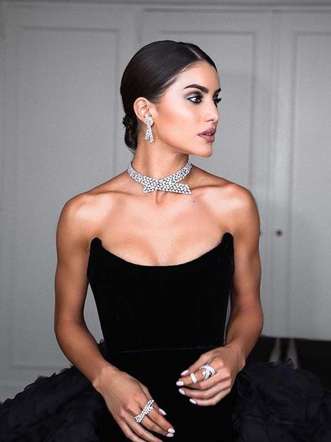 Take Note: Wear This Jewelry With Your Evening Gown Black Dress Red Carpet, Neon Prom Dresses, Black Evening Gown, Black Prom Dress, Black Strapless Dress, Black Prom, Evening Gowns Elegant, Red Jewelry, Black Evening Dresses