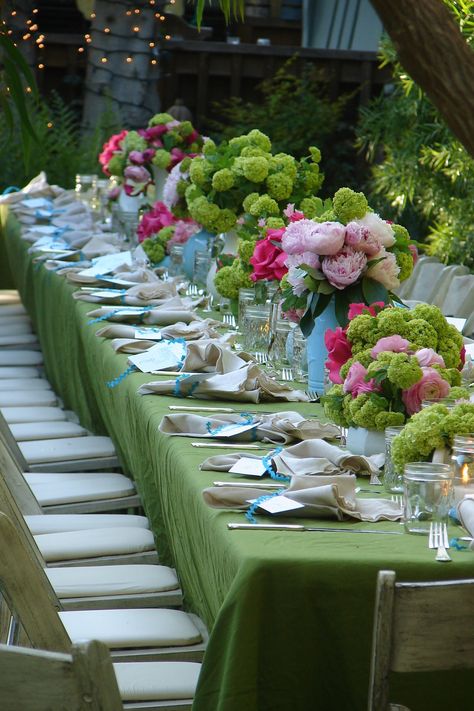 Love these centerpieces Green Table Settings, Spring Table Centerpieces, Green Tablescape, Tafel Decor, Beautiful Table Settings, Green Table, Pretty Tables, Spring Table, Long Table