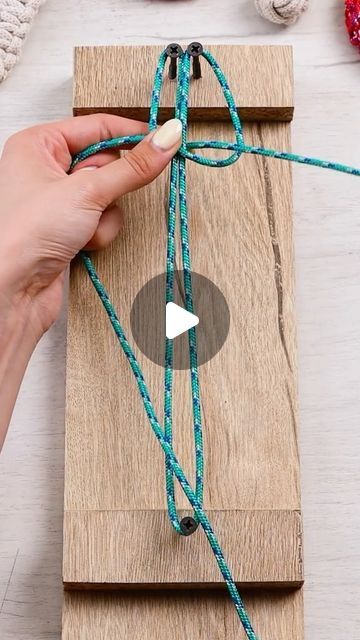 Paracord Bracelets Tutorial Step By Step Easy, Paracord Bag Diy, Paracord Necklace Diy, How To Make A Paracord Bracelet, Paracord Projects Diy Tutorials, Paracord Projects Diy Easy, Easy Paracord Bracelets, Survival Bracelet Diy, Paracord Instructions