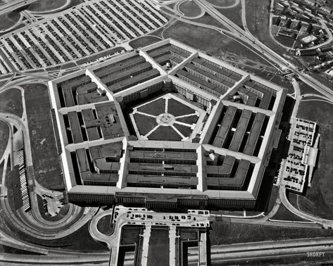 Pentagon Seen From the Air in the 1940s #ThePentagon Government Contracting, Earth From Above, Project Blue Book, Uss Nimitz, Architecture Structure, Extraterrestrial Life, Awesome Architecture, The Pentagon, Alien Abduction