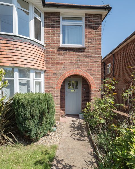 1930s semi detached Hallway Ideas Modern Interior Design, Semi Detached Kitchen Diner, Decorating 1930s House, Front Room Kitchen, House Exterior Makeover Uk, 1930s Semi Detached Living Room, Semi Detached Interior Design, Upcycling, Small Victorian Terrace Interior Living Rooms