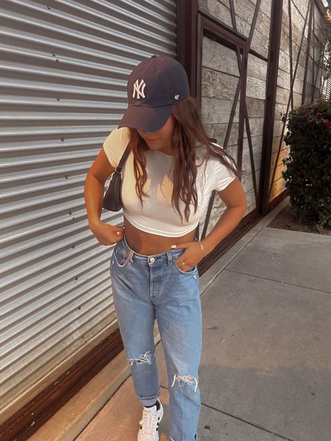 Casual Game Day Outfits, Rays Game Outfit, Nationals Game Outfit, Cute Dodgers Game Outfit, Blue Baseball Hat Outfit, Outfit Ideas Baseball Game, Base Ball Game Outfit Women, Yankees Baseball Game Outfit, Mariners Game Outfit Woman