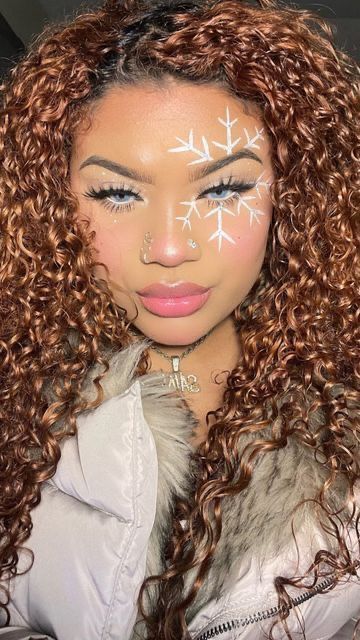 Christmas Make Up Looks Simple, Elegant Christmas Makeup, Snow Flake Makeup Look, Christmas Make Up Looks Holiday Makeup, Christmas Makeup Snowflake, Snowflake Eyeliner, Christmas Make Up Ideas, Snowflake Makeup Looks, Gingerbread Makeup Look