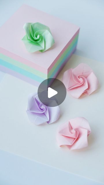 Post It Note Origami Rose, Crafts From Sticky Notes, How To Make Paper Flowers With Sticky Notes, How To Make An Origami Rose, Sticky Notes Craft Ideas, Sticky Notes Diy Crafts, Sticky Note Roses, Sticky Note Crafts Origami, Paper Flowers Sticky Notes