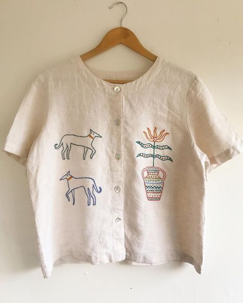 Linen Embroidery Top, Shirts Embroidery Design, Embroidery Linen Shirt, Hand Embroidery Inspiration Clothing, Upcycle Clothes Embroidery, Embroidery Art Ideas, Button Up Embroidery, Embroidered Shirt Ideas, Shirt Embroidery Designs