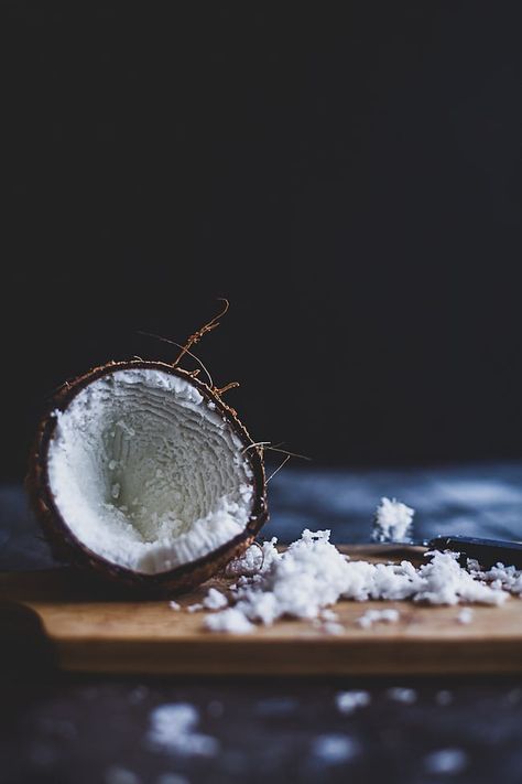 Coconut Images, Coconut Powder, Lip Care Diy, Benefits Of Coconut, Coffee Shop Branding, Dark Food Photography, Coconut Drinks, Health And Vitality, Fruit Photography