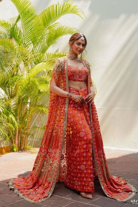 Mehndi Outfits For Bridesmaid, Mehndi Outfit Ideas Bridesmaid, Mehandi Outfit For Bride, Mehandi Outfits Bridesmaid, Mehandi Dresses For Brides, Mehndi Function Dress Outfit, Mehandi Outfits Brides, Mehendi Outfits For Bride, Mehendi Bride