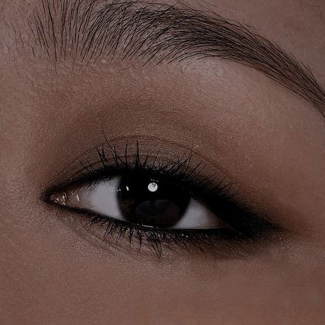 Black Eyeliner Looks Brown Eyes, Simple Makeup Looks Brown Eyeshadow, Shuttle Eye Makeup, Black Liner Under Eye, Silver Simple Makeup Looks, Makeup For Black Eyes Natural, Brown And Black Eyeliner, Black Smoky Eyes Makeup Looks, Subtle Black Eyeshadow