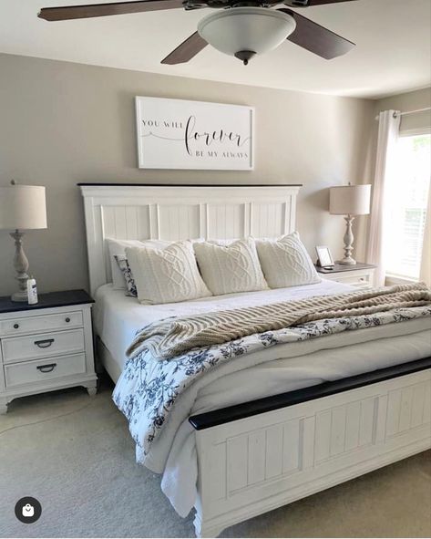 White Wooden Bedframe Bedroom Ideas, Farmhouse Bedroom Ideas For Small Rooms, Farmhouse Guest Room Ideas, Masterbedroom Bedroom Decor, Modern Farmhouse Interior Bedroom, Parent Room Ideas Bedrooms, White Bed Bedroom Ideas, Master Farmhouse Bedroom, Small Bedroom Renovation Ideas