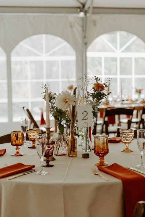 Best Fall Wedding Colors, Wedding Table Setting Ideas, Fall Wedding Table Settings, Fall Wedding Color Ideas, Orange Wedding Decorations, Fall Wedding Table Decor, Round Wedding Tables, Fall Wedding Tables, Wedding Table Setting