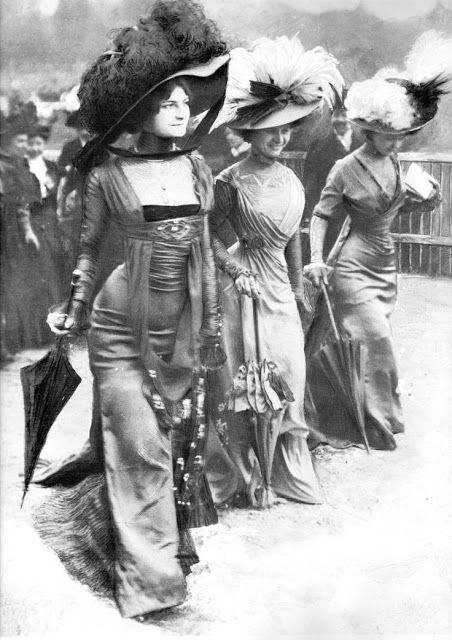 1908 Fashion, Vintage Foto's, Three Women, 20th Century Fashion, Vintage Versace, Fancy Hats, Photo Vintage, Edwardian Fashion, Old Photographs