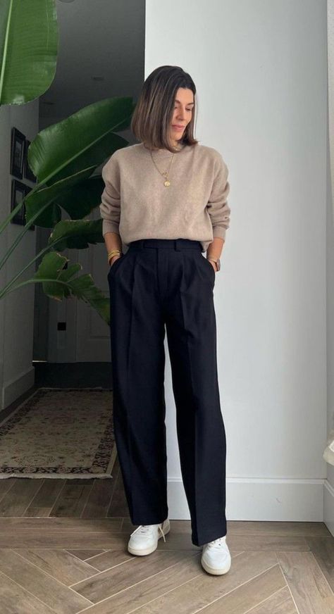 Female Software Engineer Outfit, Clothes In Your 40s For Women, Smart Casual Trousers Women, Work Trainers Outfit, Work Time Capsule Wardrobe, Woman Architect Outfit, Minimal Work Outfits Women, Fashion For Small Women, Elegant Stylish Outfits