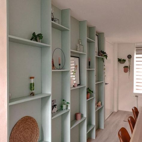 Je eigen kast maken met dit DIY stappenplan! - DIY stappenplan - Kluswijzer - Bij Heleen Diy Bookshelf Design, Diy Built In Shelves, Diy Kast, Tv Wand, Ikea Billy Bookcase, Dinning Room Design, Bookcase Design, Bookshelf Design, Bookshelves Diy