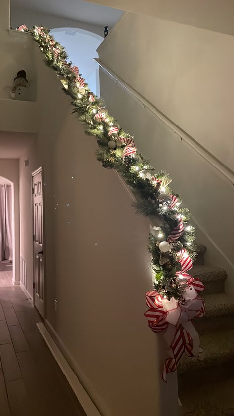 Short Staircase Christmas Decor, Simple Christmas Staircase Decor, Christmas Decor Ideas For Staircase, Stairway Christmas Decor, Christmas Garland Stairs, Christmas Railing Decor Indoor, Christmas Bannister Ideas, Christmas Decor Staircase, Stairway Decorating Christmas