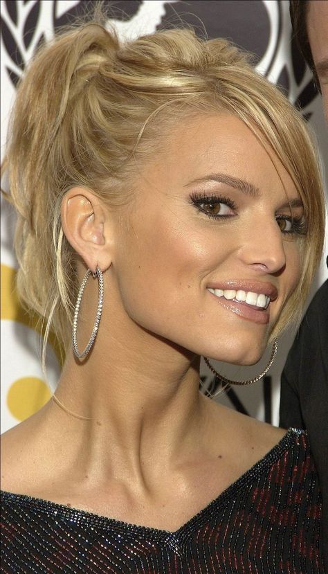 Jessica Simpson Short Hair, Jessica Simpson Daisy Duke, Jessica Simpson Makeup, Edible Makeup, Jessica Simpson Hair, Jessica Simpson Style, Jessica Ann, Romantic Curls, Fringe Hairstyles