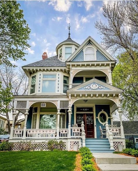 Victorian Style House Bloxburg, Victorian Homes Exterior, Queen Anne House, Old Victorian Homes, Victorian Style House, Saint Paul Minnesota, Victorian Style Homes, House Aesthetic, Casa Vintage