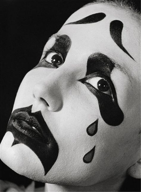 Alexander McQueen Jester Makeup, Black And White Clown, Circus Makeup, Mime Makeup, White Face Paint, Pierrot Clown, Black And White Face, Clown Faces, Swag Makeup