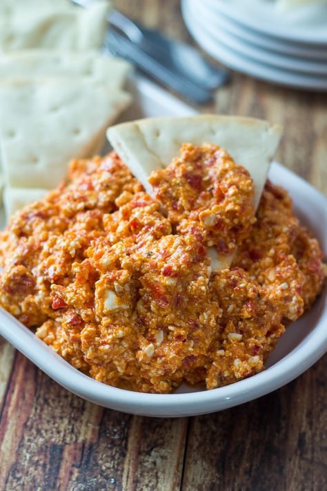 5 Minute Greek Feta and Red Pepper Dip - The Wanderlust Kitchen Red Pepper Dip Recipe, Pepper Dip Recipe, Greek Dip, Red Pepper Dip, Pepper Dip, Stuffed Pepper Dip, Feta Recipes, Feta Dip, Snacks Für Party