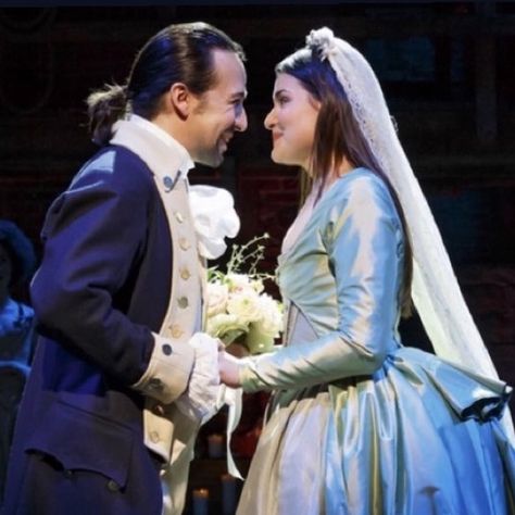 𝒽𝒶𝓂𝒾𝓁𝓉𝑜𝓃 𝒻𝒶𝓃 𝓅𝒶𝑔𝑒💛✨ on Instagram: “✨it’s alexander and eliza’s wedding anniversary!! the last one was made by @elizaskyyy btwwwww follow herrr💞💞 - - 🌟follow…” Hamilton Quizzes, Hamilton Peggy, Alexander And Eliza, Elizabeth Schuyler, Alex And Eliza, Hamilton Characters, Lafayette Hamilton, Hamilton Eliza, Hamilton Pictures