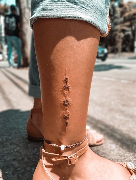 Tattoo Ideas Female Meaningful Unique Ankle, Boho Foot Tattoo, Kambo Tattoo, Feminine Tattoos Unique, Tattoo Ideas Boho, Tattoo Ideas Sternum, Feminine Tattoos Ideas, Unique Foot Tattoos, Tattoo Ideas Foot