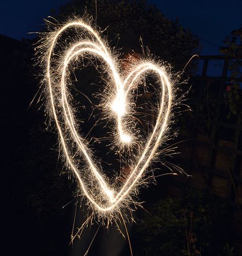 Creative photography ideas: create light trails with sparklers. http://www.digitalcameraworld.com/2013/12/29/creative-photography-ideas-create-light-trails-with-sparklers/ Light Trail Photography, Shape Photography, Sparkler Photography, Shutter Speed Photography, Light Painting Photography, Light Writing, Camera World, Long Exposure Photography, Light Trails