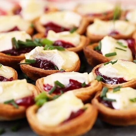 Brie Cranberry Appetizer, Cranberry Appetizer, Cranberry Brie Bites, Cranberry Bites, Premade Pie Crust, Brie Cranberry, Butter Pastry, Cranberry Brie, Brie Bites