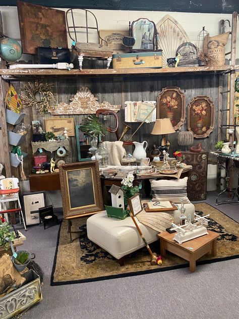 Autumn Booth Display, Thrift Store Booth Ideas, Antique Booth Ceiling Ideas, Corner Antique Booth Display, Small Vintage Booth Display, Boho Antique Booth, Flea Market Booth Staging, Spring Antique Booth Displays, How To Decorate A Flea Market Booth Display Ideas