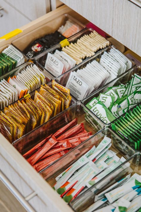 Do you have a messy tea drawer in your house? Well we have the perfect organization idea to keep it clutter free! Tea Drawer, Coffee Organization, Bathroom Counter Decor, Silverware Organization, Tea Organization, Tea Station, House Organisation, Coffee Bars, Kitchen Organisation