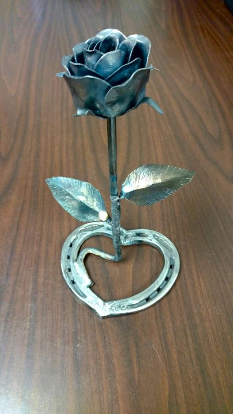 My first attempt at metal roses. Rose Welding Art, Welding Crafts For Girlfriend, Art Metal Ideas, Metal Roses Diy, Welded Rose Metal Flowers, Welding Art Flowers, Welded Flower Bouquet, Welding Projects Flowers, Flower Welding Projects