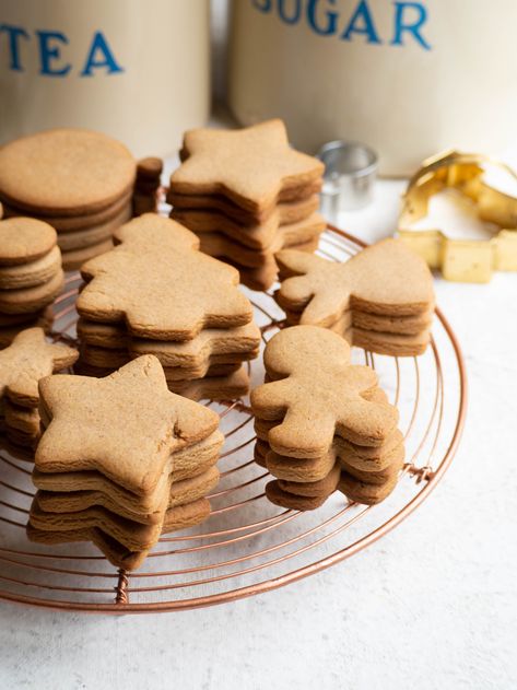 Ginger Biscuits Christmas, Simple Christmas Biscuits, Gingerbread Biscuits Recipe, Iced Biscuits Christmas, Xmas Biscuits Recipe, Christmas Biscuits Gift, Ginger Christmas Cookies, Christmas Biscuit Ideas, Gingerbread Gift Ideas