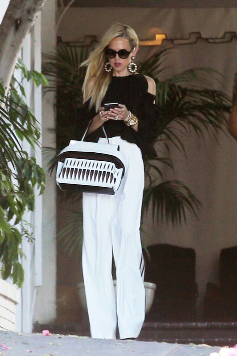 Rachel Zoe Street Style, Rachel Zoe Style, Street Style Outfits Casual, White Pants Outfit, White Wide Leg Pants, White Look, Victoria Dress, Budget Fashion, Outfit Combinations