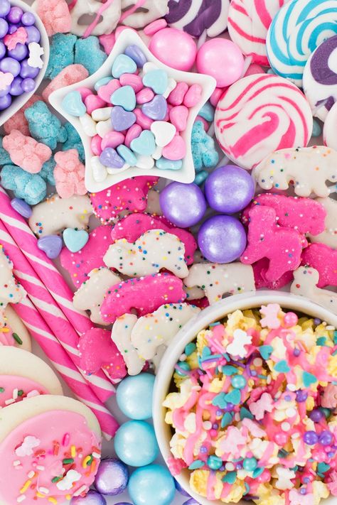 Nothing cheers me up quicker than pastel treats. This super cute snack tray idea is perfect for any age. #rainbowparty #pastelparty #animalcookies #partyideas Candy Asethic, Pastel Treats, Candy Boards, Pastel Desserts, Gummy Bear Candy, Candy Board, Pastel Cupcakes, Pink Cookies, Candy Popcorn