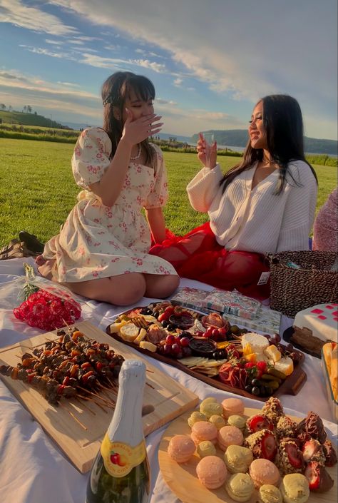 Lesbian Picnic Ideas, Girlfriend Manifestation, Queer Picnic, Wlw Fall Dates, Date Aesthetic Wlw, Wlw Picnic Date, Cottage Romance, Picnic Aesthetic, People Icon